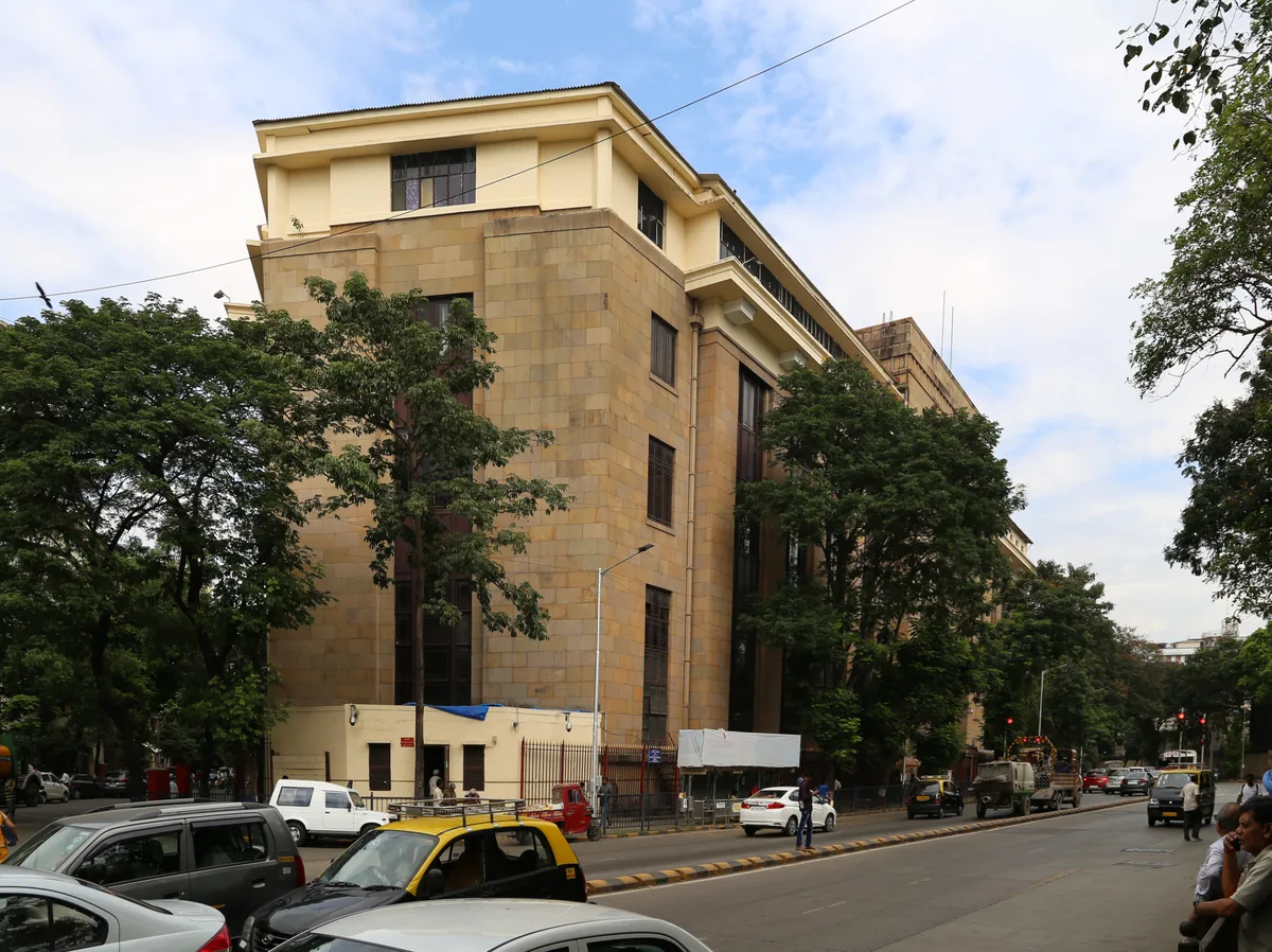 RBI का जुर्माना: इंडसइंड बैंक और NBFC पर कार्रवाई, कर्जदारों के 5 सबक